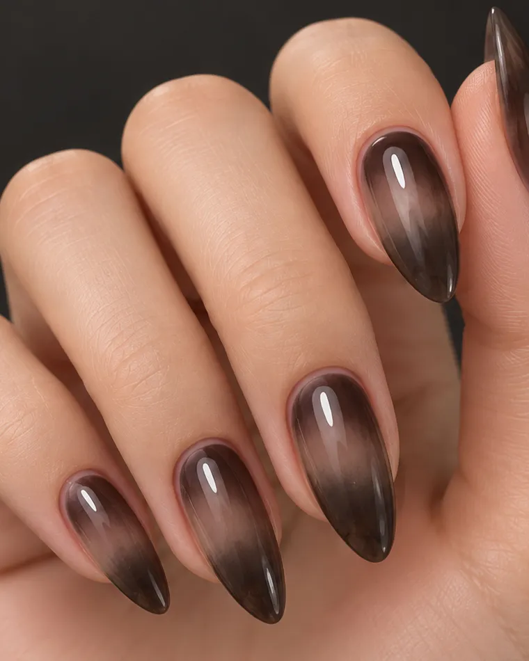 Uñas con el acabado Smoke Glass